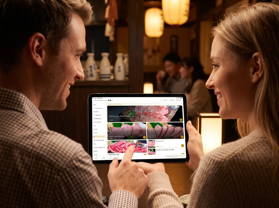 卓上タブレットの英語メニューから料理を選ぶお客様(AI生成の利用イメージ)